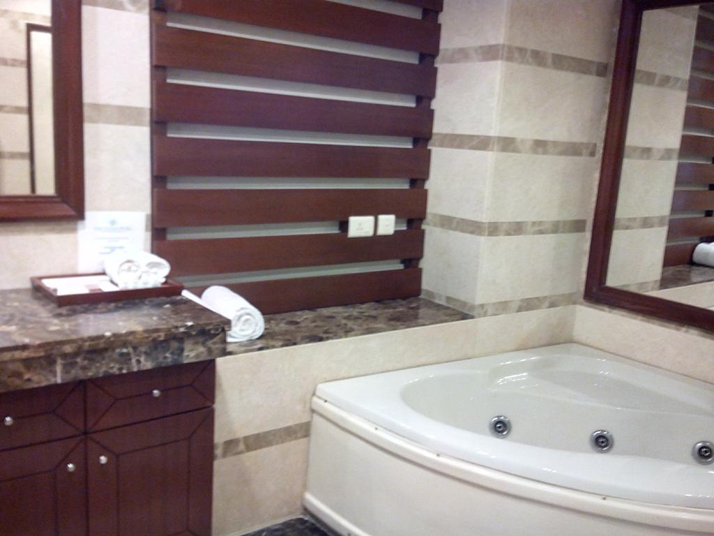 The Ocean Pearl Retreat Hotel New Delhi Exterior foto